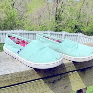 TOMS Kids / Girls Aqua Slip On Shoes, Size Youth 2